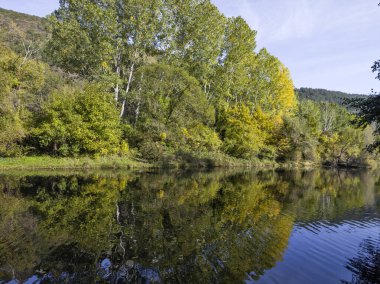 Sonbahar manzara Iskar Nehri yakınındaki Pancharevo Gölü, Sofya şehir bölge, Bulgaristan