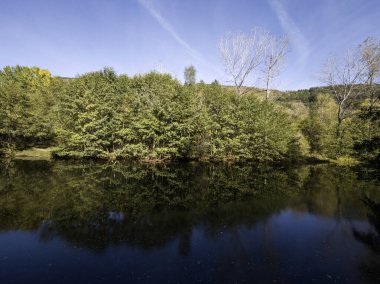 Sonbahar manzara Iskar Nehri yakınındaki Pancharevo Gölü, Sofya şehir bölge, Bulgaristan