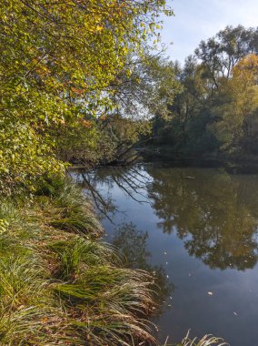 Sonbahar manzara Iskar Nehri yakınındaki Pancharevo Gölü, Sofya şehir bölge, Bulgaristan