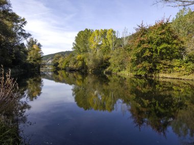 Sonbahar manzara Iskar Nehri yakınındaki Pancharevo Gölü, Sofya şehir bölge, Bulgaristan