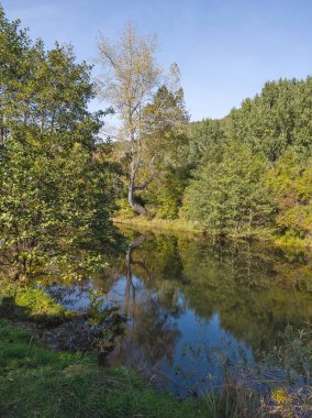Sonbahar manzara Iskar Nehri yakınındaki Pancharevo Gölü, Sofya şehir bölge, Bulgaristan