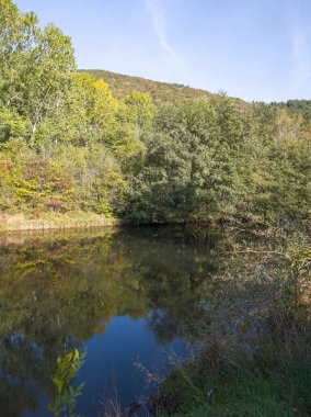 Sonbahar manzara Iskar Nehri yakınındaki Pancharevo Gölü, Sofya şehir bölge, Bulgaristan