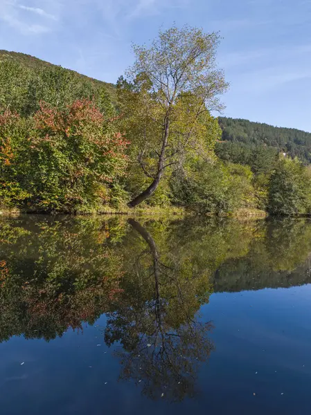 Sonbahar manzara Iskar Nehri yakınındaki Pancharevo Gölü, Sofya şehir bölge, Bulgaristan