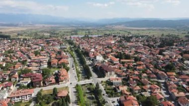Bulgaristan 'ın Blagoevgrad bölgesinin ünlü Bansko kayak beldesinin hava manzarası