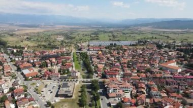 Bulgaristan 'ın Blagoevgrad bölgesinin ünlü Bansko kayak beldesinin hava manzarası