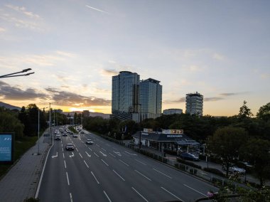 SOFYA, BULGARIA - 19 Ekim 2024: Bulgaristan 'ın Ulusal Kültür Sarayı etrafındaki Sofya Şehri' nin şaşırtıcı gün batımı manzarası