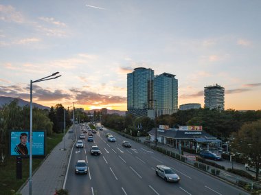SOFYA, BULGARIA - 19 Ekim 2024: Bulgaristan 'ın Ulusal Kültür Sarayı etrafındaki Sofya Şehri' nin şaşırtıcı gün batımı manzarası