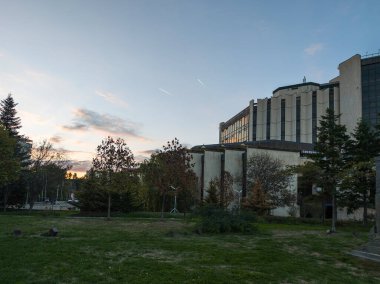 SOFYA, BULGARIA - 19 Ekim 2024: Bulgaristan 'ın Ulusal Kültür Sarayı etrafındaki Sofya Şehri' nin şaşırtıcı gün batımı manzarası