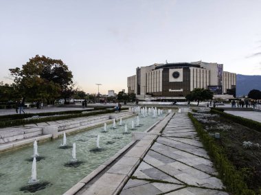 SOFYA, BULGARIA - 19 Ekim 2024: Bulgaristan 'ın Ulusal Kültür Sarayı etrafındaki Sofya Şehri' nin şaşırtıcı gün batımı manzarası