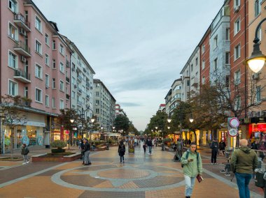 SOFYA, BULGARIA - 19 Ekim 2024: Bulgaristan 'ın başkenti Sofya' daki Pedestrian Bulvarı 'nın şaşırtıcı gün batımı manzarası