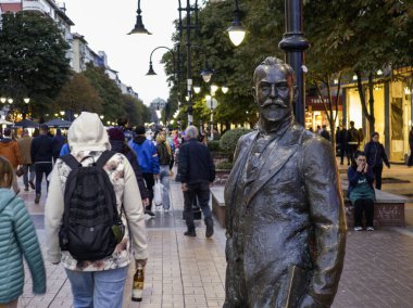 SOFYA, BULGARIA - 19 Ekim 2024: Bulgaristan 'ın başkenti Sofya' daki Pedestrian Bulvarı 'nın şaşırtıcı gün batımı manzarası