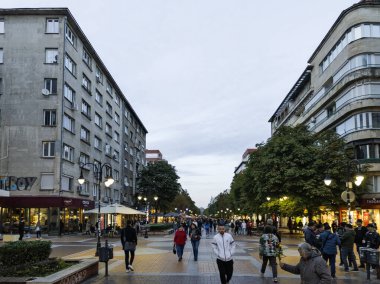 SOFYA, BULGARIA - 19 Ekim 2024: Bulgaristan 'ın başkenti Sofya' daki Pedestrian Bulvarı 'nın şaşırtıcı gün batımı manzarası