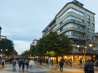 SOFYA, BULGARIA - 19 Ekim 2024: Bulgaristan 'ın başkenti Sofya' daki Pedestrian Bulvarı 'nın şaşırtıcı gün batımı manzarası