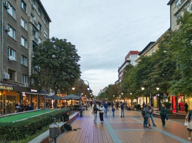 SOFYA, BULGARIA - 19 Ekim 2024: Bulgaristan 'ın başkenti Sofya' daki Pedestrian Bulvarı 'nın şaşırtıcı gün batımı manzarası