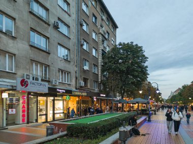 SOFYA, BULGARIA - 19 Ekim 2024: Bulgaristan 'ın başkenti Sofya' daki Pedestrian Bulvarı 'nın şaşırtıcı gün batımı manzarası