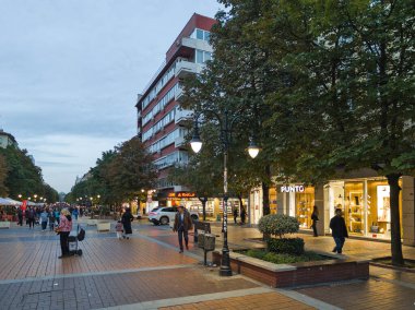 SOFYA, BULGARIA - 19 Ekim 2024: Bulgaristan 'ın başkenti Sofya' daki Pedestrian Bulvarı 'nın şaşırtıcı gün batımı manzarası