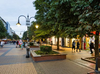 SOFYA, BULGARIA - 19 Ekim 2024: Bulgaristan 'ın başkenti Sofya' daki Pedestrian Bulvarı 'nın şaşırtıcı gün batımı manzarası