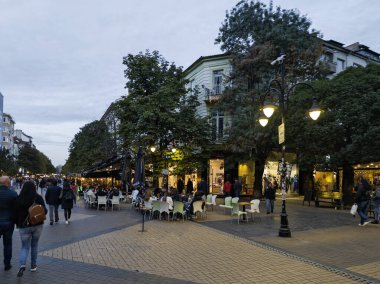 SOFYA, BULGARIA - 19 Ekim 2024: Bulgaristan 'ın başkenti Sofya' daki Pedestrian Bulvarı 'nın şaşırtıcı gün batımı manzarası