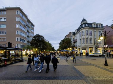 SOFYA, BULGARIA - 19 Ekim 2024: Bulgaristan 'ın başkenti Sofya' daki Pedestrian Bulvarı 'nın şaşırtıcı gün batımı manzarası