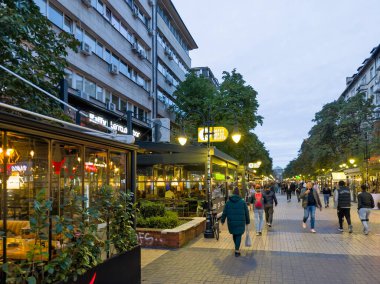 SOFYA, BULGARIA - 19 Ekim 2024: Bulgaristan 'ın başkenti Sofya' daki Pedestrian Bulvarı 'nın şaşırtıcı gün batımı manzarası