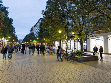 SOFYA, BULGARIA - 19 Ekim 2024: Bulgaristan 'ın başkenti Sofya' daki Pedestrian Bulvarı 'nın şaşırtıcı gün batımı manzarası