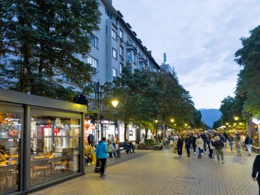 SOFYA, BULGARIA - 19 Ekim 2024: Bulgaristan 'ın başkenti Sofya' daki Pedestrian Bulvarı 'nın şaşırtıcı gün batımı manzarası