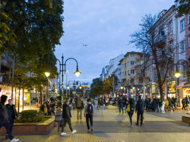 SOFYA, BULGARIA - 19 Ekim 2024: Bulgaristan 'ın başkenti Sofya' daki Pedestrian Bulvarı 'nın şaşırtıcı gün batımı manzarası