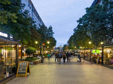 SOFYA, BULGARIA - 19 Ekim 2024: Bulgaristan 'ın başkenti Sofya' daki Pedestrian Bulvarı 'nın şaşırtıcı gün batımı manzarası