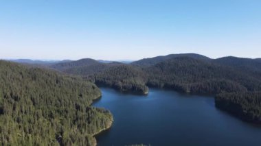 Bulgaristan 'ın Pazardzhik bölgesinin Golyam Beglik Barajı yaz manzarası