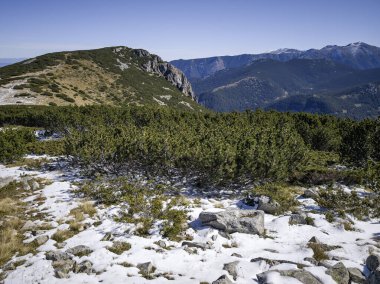 Rila Dağı 'nın Mechit yakınlarındaki muhteşem sonbahar manzarası ve Popova Kapa zirveleri, Bulgaristan