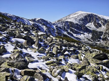 Rila Dağı 'nın Mechit yakınlarındaki muhteşem sonbahar manzarası ve Popova Kapa zirveleri, Bulgaristan