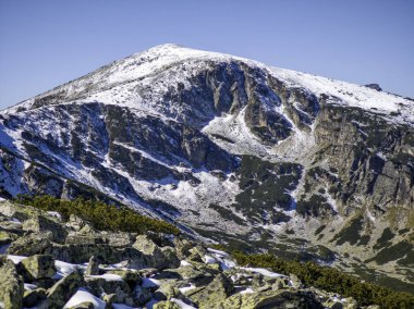 Rila Dağı 'nın Mechit yakınlarındaki muhteşem sonbahar manzarası ve Popova Kapa zirveleri, Bulgaristan