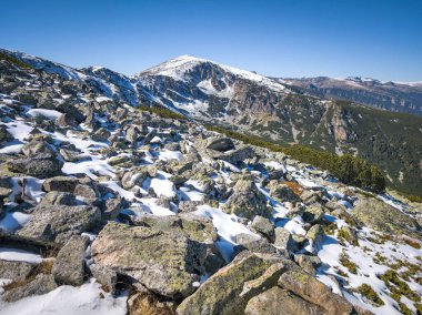 Rila Dağı 'nın Mechit yakınlarındaki muhteşem sonbahar manzarası ve Popova Kapa zirveleri, Bulgaristan