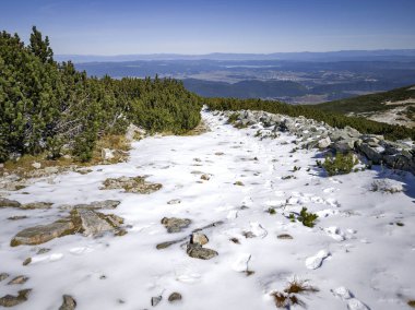 Rila Dağı 'nın Mechit yakınlarındaki muhteşem sonbahar manzarası ve Popova Kapa zirveleri, Bulgaristan