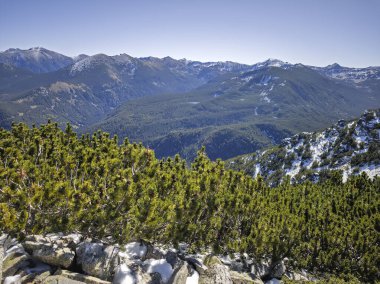 Rila Dağı 'nın Mechit yakınlarındaki muhteşem sonbahar manzarası ve Popova Kapa zirveleri, Bulgaristan