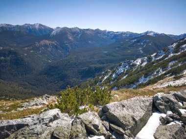 Rila Dağı 'nın Mechit yakınlarındaki muhteşem sonbahar manzarası ve Popova Kapa zirveleri, Bulgaristan