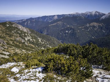 Rila Dağı 'nın Mechit yakınlarındaki muhteşem sonbahar manzarası ve Popova Kapa zirveleri, Bulgaristan