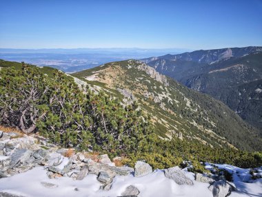 Rila Dağı 'nın Mechit yakınlarındaki muhteşem sonbahar manzarası ve Popova Kapa zirveleri, Bulgaristan