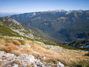 Rila Dağı 'nın Mechit yakınlarındaki muhteşem sonbahar manzarası ve Popova Kapa zirveleri, Bulgaristan