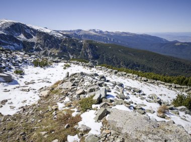 Rila Dağı 'nın Mechit yakınlarındaki muhteşem sonbahar manzarası ve Popova Kapa zirveleri, Bulgaristan
