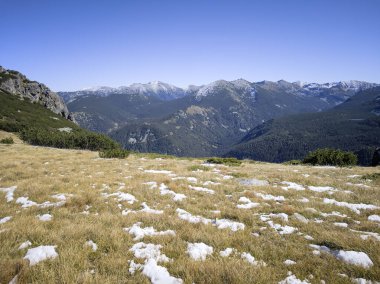 Rila Dağı 'nın Mechit yakınlarındaki muhteşem sonbahar manzarası ve Popova Kapa zirveleri, Bulgaristan
