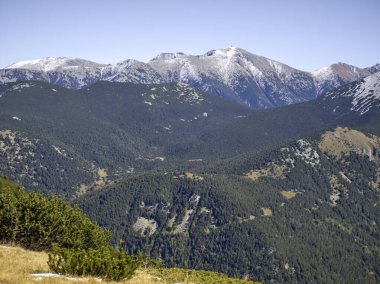 Rila Dağı 'nın Mechit yakınlarındaki muhteşem sonbahar manzarası ve Popova Kapa zirveleri, Bulgaristan