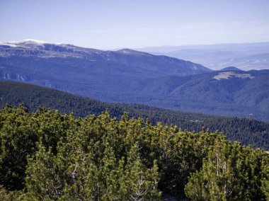 Rila Dağı 'nın Mechit yakınlarındaki muhteşem sonbahar manzarası ve Popova Kapa zirveleri, Bulgaristan