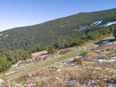 Rila Dağı 'nın Mechit yakınlarındaki muhteşem sonbahar manzarası ve Popova Kapa zirveleri, Bulgaristan