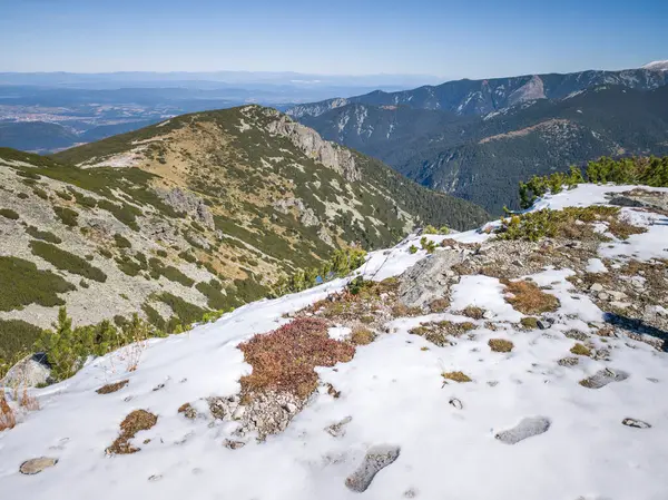 Rila Dağı 'nın Mechit yakınlarındaki muhteşem sonbahar manzarası ve Popova Kapa zirveleri, Bulgaristan