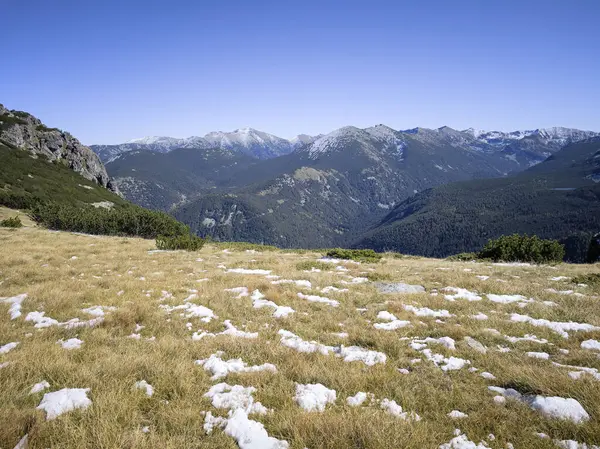 Rila Dağı 'nın Mechit yakınlarındaki muhteşem sonbahar manzarası ve Popova Kapa zirveleri, Bulgaristan