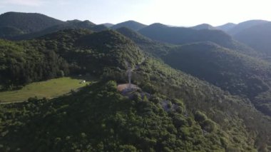 Bulgaristan 'ın Okolchitsa zirvesi yakınlarındaki Balkan Dağları' nın şaşırtıcı hava manzarası