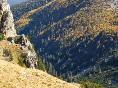 Bulgaristan 'ın Malyovitsa Gölleri yakınlarındaki Rila Dağı' nın şaşırtıcı sonbahar manzarası