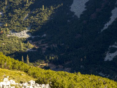 Bulgaristan 'ın Malyovitsa Gölleri yakınlarındaki Rila Dağı' nın şaşırtıcı sonbahar manzarası