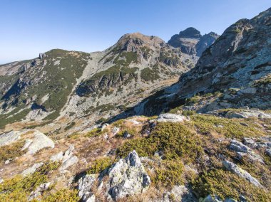 Bulgaristan 'ın Malyovitsa Gölleri yakınlarındaki Rila Dağı' nın şaşırtıcı sonbahar manzarası